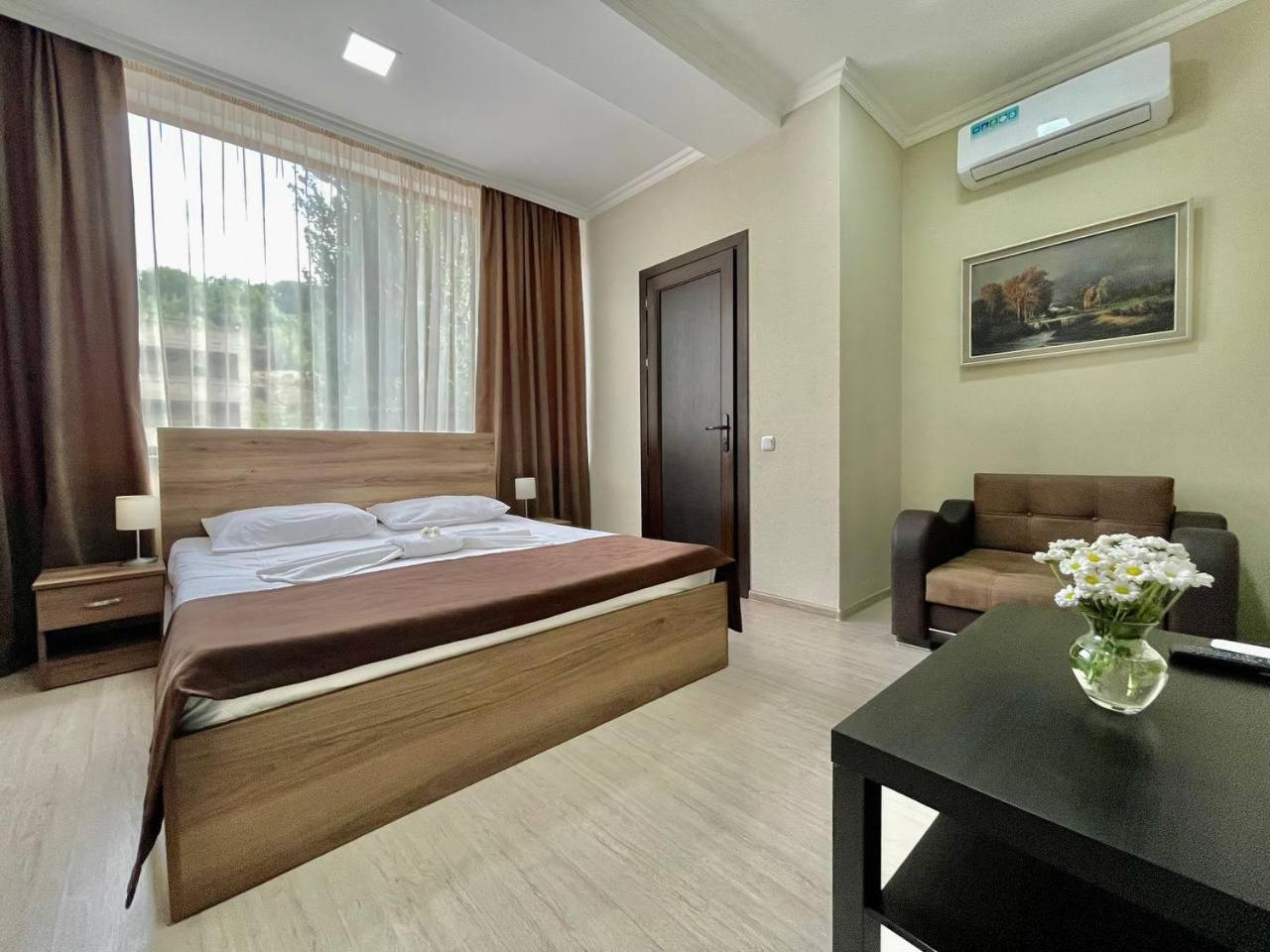 Merien Hotel Yerevan Ngoại thất bức ảnh